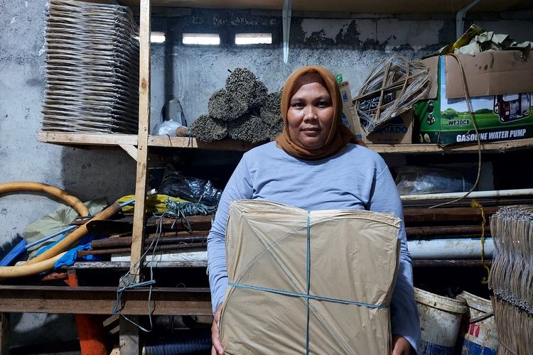Tinawati 或 Titin（37 岁）是西爪哇茂物摄政区 Cimande Tarikolot 村的风筝工匠和收藏家之一